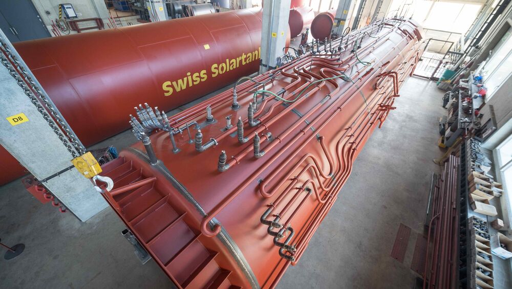 Abdrücken: Grossspeicher wird wassergefüllt auf Dichtigkeit geprüft.